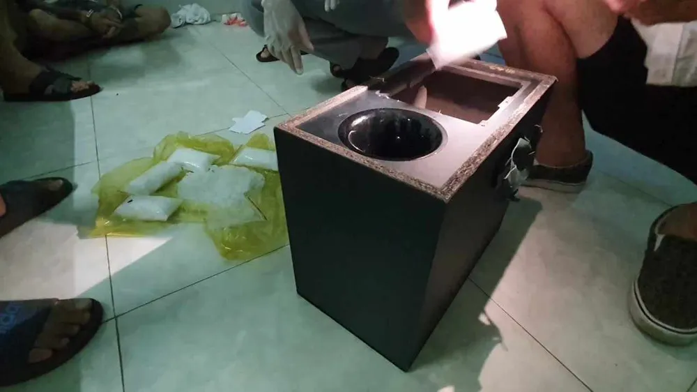Đối tượng giấu ma túy vào thùng loa rồi mang đi tiêu thụ thì bị phát hiện 454097536_1555152078404147_5976895323779575468_n.jpg
