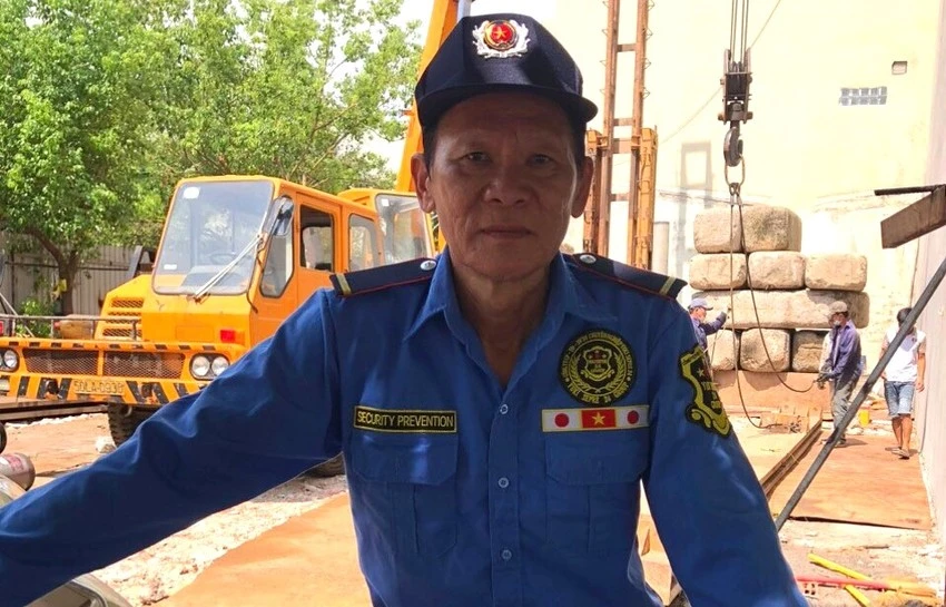 Từ một giám đốc công ty nay ông Hùng phải đi làm bảo vệ để kiếm sống giam-oan-6454.jpg