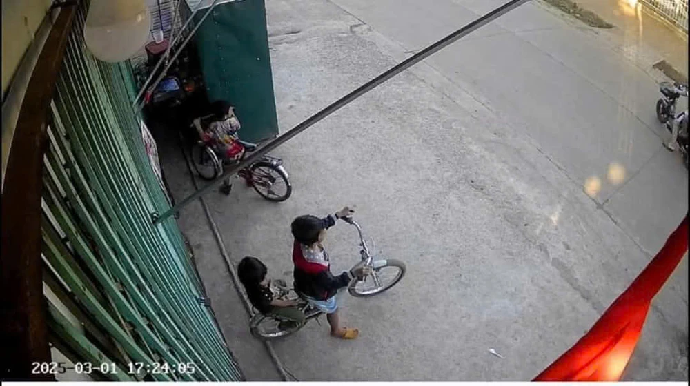 Camera an ninh của người dân phát hiện 3 cháu bé đang đi tìm cha z6373379937739_0485f54839e1913e06522877792c2269.jpg