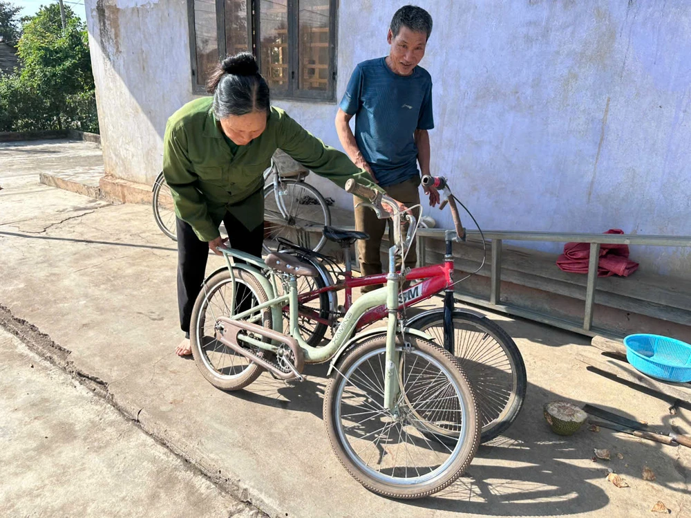 2 chiếc xe đạp mà các cháu sử dụng để đi tìm cha z6373384793105_afc494ba8ab84b65906d5b41186297b1.jpg
