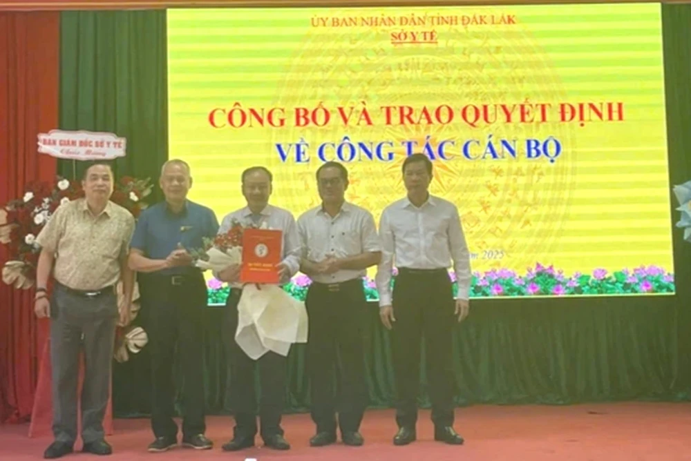 Ông Đỗ Hoàng Việt được trao quyết định bổ nhiệm Trưởng phòng Kế hoạch - Tài chính vào chiều 17-3 kiem-tra-viec-bo-nhiem-truong-phong-thuoc-so-y-te-dak-lak-1-edited-1742269293283.jpeg
