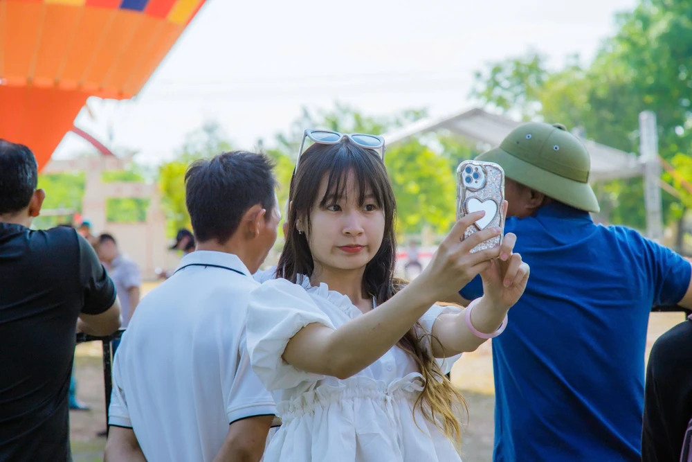 Du khách thích thú chụp ảnh tại ngày hội z6558941795690_72336548f6f2ef4f6f6b0a97fbdc26b9.jpg