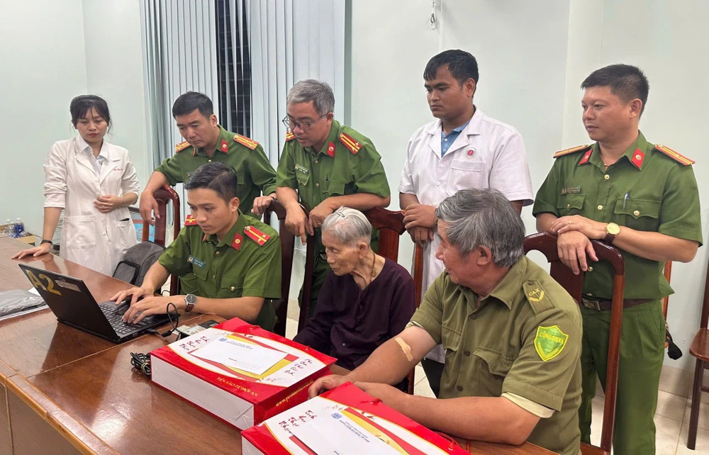 Dak Nong Provincial Police are collecting DNA samples from martyrs' relatives. z6580582517452_b363dc02bfff43a4a30572d9d265bd1a.jpg