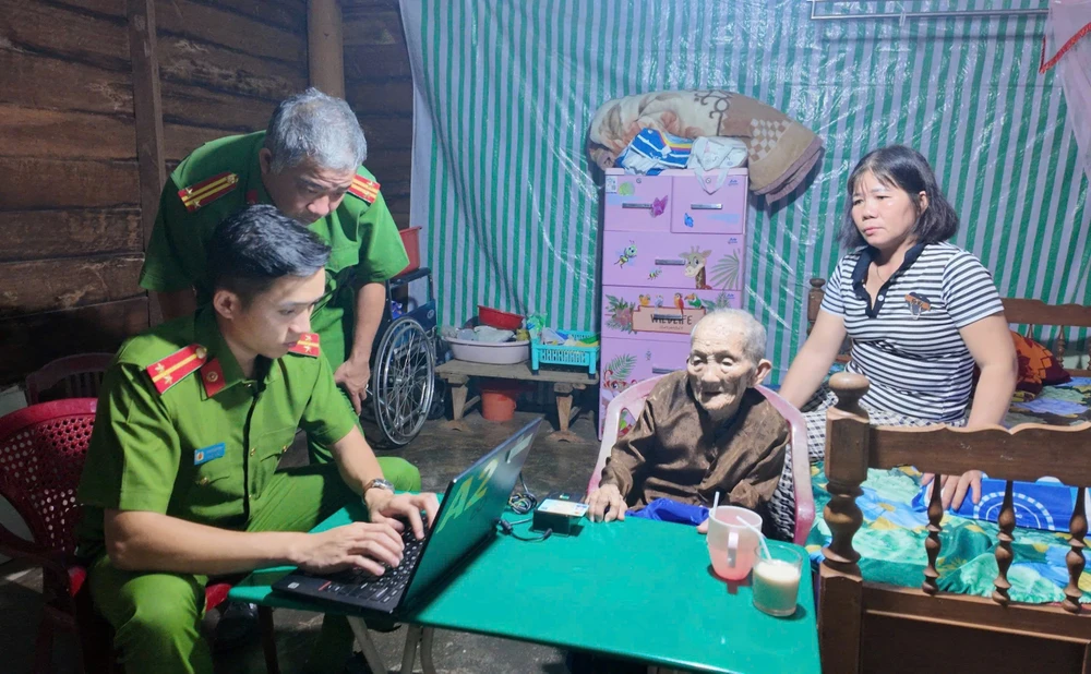 Dak Nong Provincial Police force went to the homes to collect DNA samples of martyrs' relatives. z6580582530046_663d90e3b3dd62b6437e9167333a573a.jpg