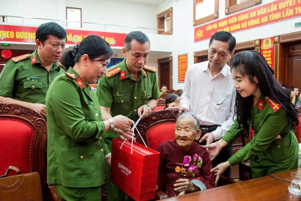 Dak Lak Provincial Police leaders visit and present gifts to martyrs' relatives z6580951952618055ff1021385aa766bee204da5c543c9-edited-1746693245516.jpeg