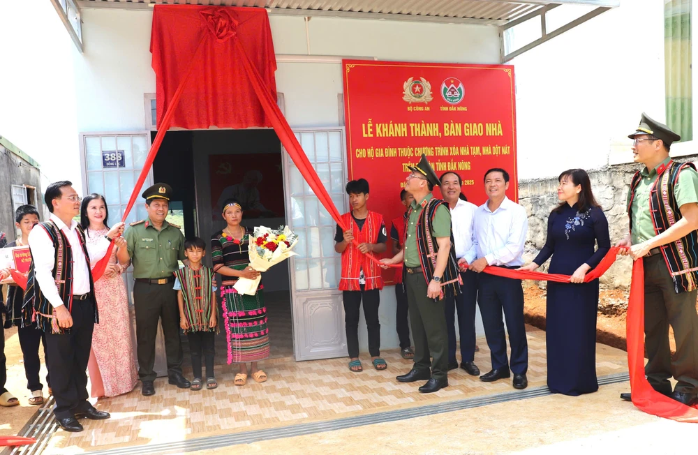 Trung tướng Phạm Thế Tùng, Thứ trưởng Bộ Công an cùng lãnh đạo tỉnh Đắk Nông trao nhà cho hộ nghèo ở xã Đắk Nia, thành phố Gia Nghĩa, tỉnh Đắk Nông z6593477517500_32507061da4159ba4aa95c591c6098c8.jpg