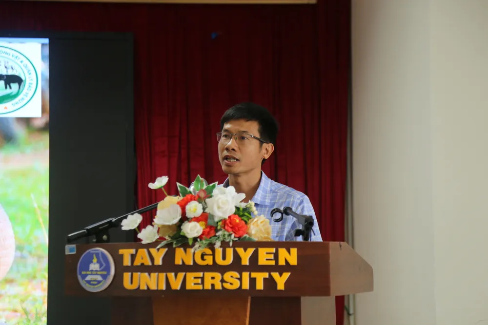 Ông Nguyễn Công Chung, Phó Giám đốc ECC cho biết hiện nay chỉ còn 35 voi nhà, giảm gần 500 cá thể voi so với thập niên 1980 IMG_9050.JPG