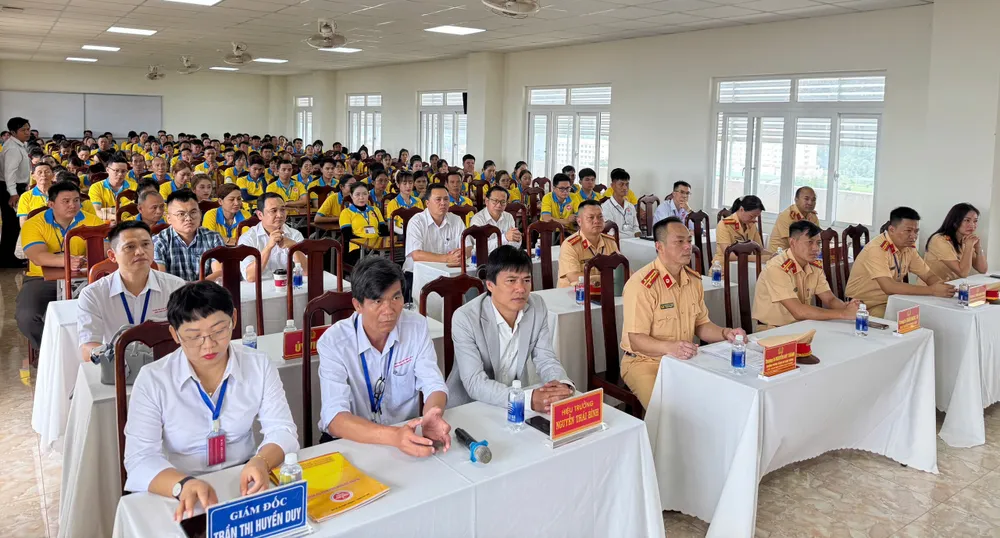 Phòng CSGT Công an tỉnh Đắk Lắk tổ chức kỳ thi sát hạch lái xe ô tô đầu tiên. z6626627084386_4490b9f092fb29921196d5068d135129.jpg