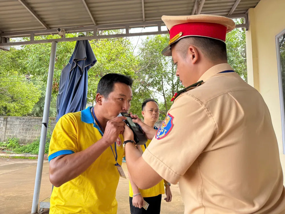 Thí sinh được đo nồng độ cồn và các chất kích thích trước khi vào phần thi thực hành z6626627141396_8bf868caeb8c806996402b7f0c76513d.jpg
