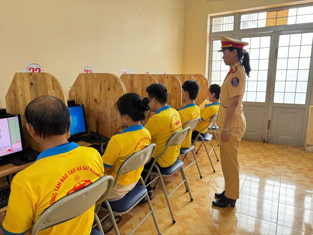 Các thí sinh đang thi phần thi lý thuyết. z6626627182175_a724971c233b3c99d4066f1b887ba976.jpg