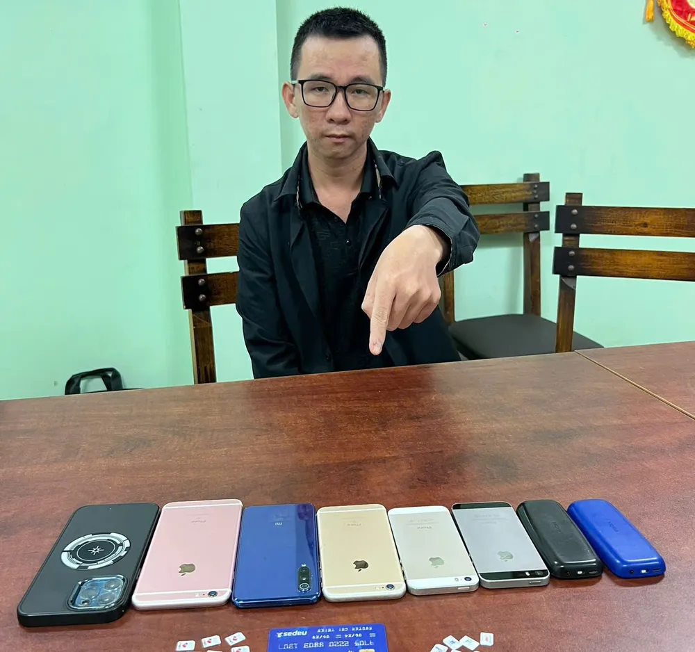 Đối tượng Thiện cùng tang vật z6649785038525_2d44d8b8cbb44003ddc98fa433248836.jpg