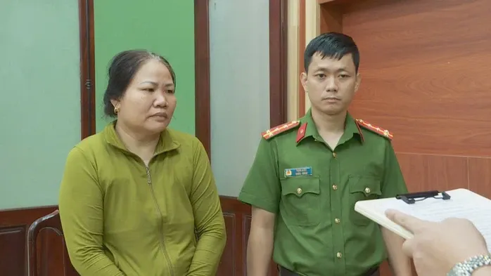 Cơ quan công an tống đạt các quyết định khởi tố đối với Hồ Thụy Bích Dân img20250607113009-17492707235421703850651.jpg