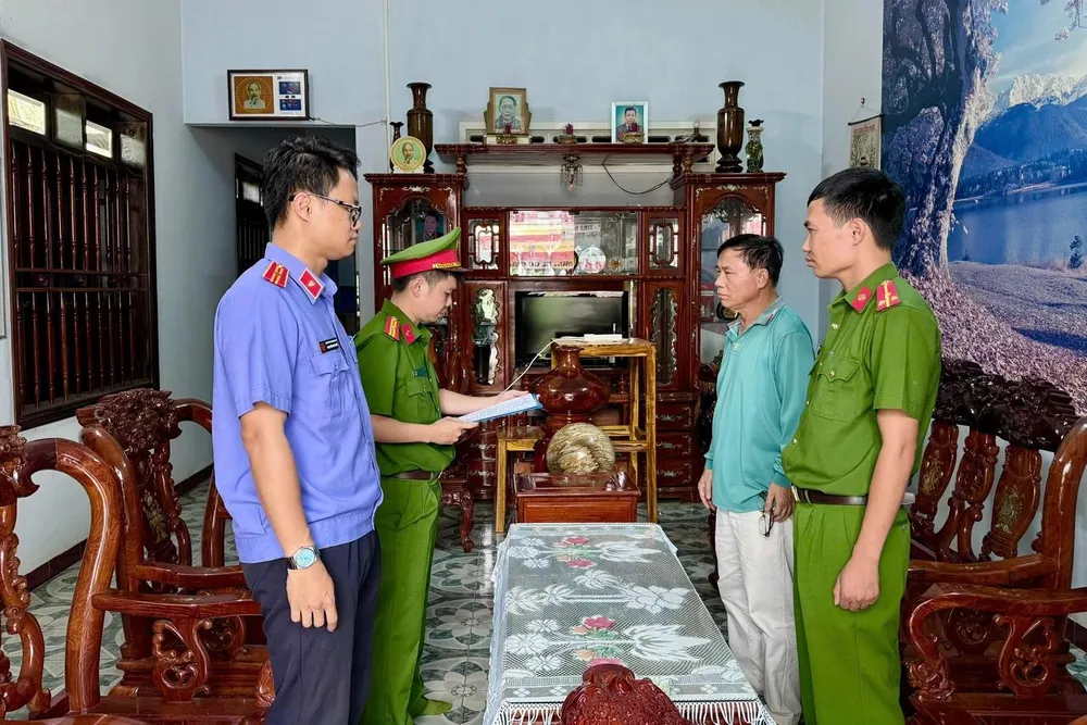 Cơ quan Cảnh sát điều tra - Công an tỉnh Đắk Lắk tống đạt các quyết định khởi tố đối với ông Đoàn Xuân Bình z667905706901495cd36384aadbe0dd8d521221b1b2a96-edited-1749215536331.jpg