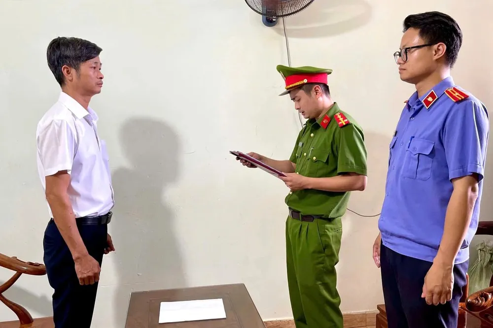 Cơ quan Cảnh sát điều tra tống đạt các quyết định khởi tố đối với ông Phan Xuân Lâm z6679057087103818b5104c4408e81f33486d42d2618f8-edited-1749215573388.jpg