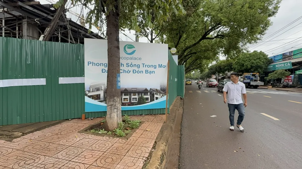 Không có vỉa hè, người đi bộ phải đi dưới lòng đường tiềm ẩn tai nạn giao thông z6697169596400_aede5b364623365f59109b6017f6a18a.jpg