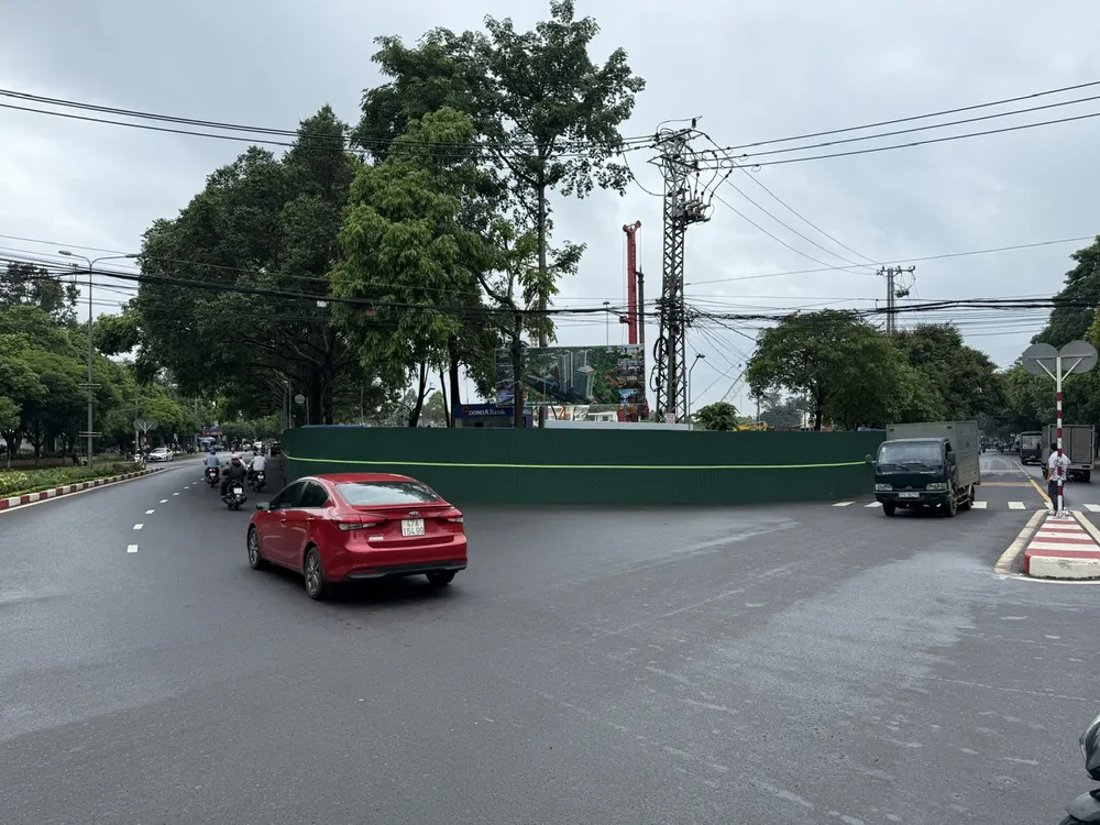 Hàng trăm mét vỉa hè tại đường Mai Hắc Đế và Y Ngông đã bị doanh nghiệp chiếm dụng z6697179844019_303c961993d75db4b2938232906454c1.jpg