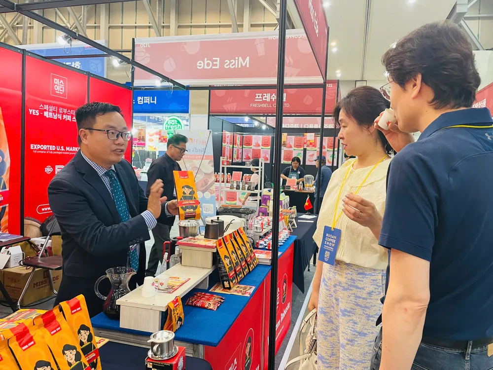Ông Hoàng Danh Hữu, Nhà sáng lập MISS EDE, quảng bá sản phẩm cà phê Việt Nam tại Triễn lãm Busan Coffee Show 2025 z6740750144862_6730251476fb64a5af3eed620cb87671.jpg