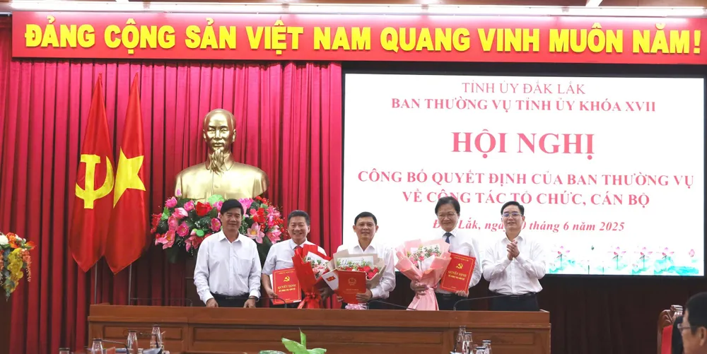 3 cán bộ là Ủy viên Ban Thường vụ Tỉnh uỷ Đắk Lắk nghỉ hưu trước tuổi z6757677247041_15a63bdc011a4f695db78b76802be59a.jpg