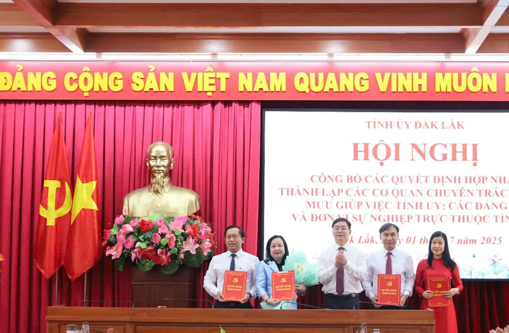 Tỉnh ủy Đắk Lắk đã tổ chức Hội nghị công bố các quyết định hợp nhất, thành lập các cơ quan chuyên trách tham mưu, giúp việc Tỉnh ủy, các Đảng ủy và đơn vị sự nghiệp trực thuộc Tỉnh ủy z6760364320463_815a2f4ae3e4ccbb0ef7c4fb0c400f31.jpg