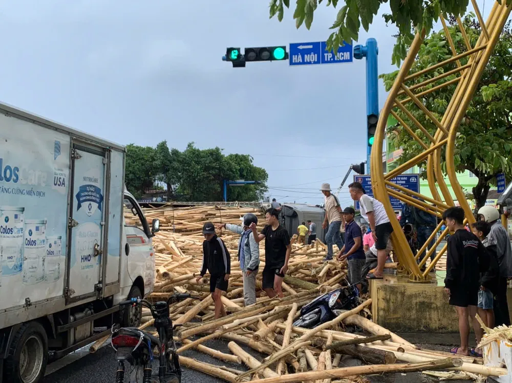 Hiện trường vụ tai nạn z6761301275263_2a2a3f4e77f1da5367c30c22307b9ad2.jpg