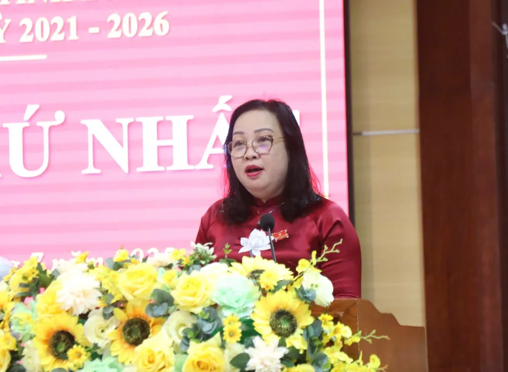 คณะกรรมการประจำสภานิติบัญญัติแห่งชาติแต่งตั้งนางสาว Cao Thi Hoa An รองเลขาธิการคณะกรรมการพรรคประจำจังหวัด ให้ดำรงตำแหน่งประธานสภาประชาชนจังหวัด Dak Lak ประจำปี 2021-2026 z6764000339415_abd1f17f4d87e1ca11f0c63dfc2fa9a3.jpg