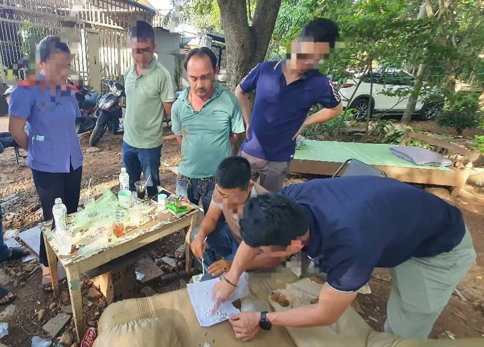 Cơ quan công an kiểm tra hiện trường và phát hiện hàng trăm gói heroin và ma tuý đá z6767075776415_2ee65f1137c639eb2a351f7a68b7c63d.jpg
