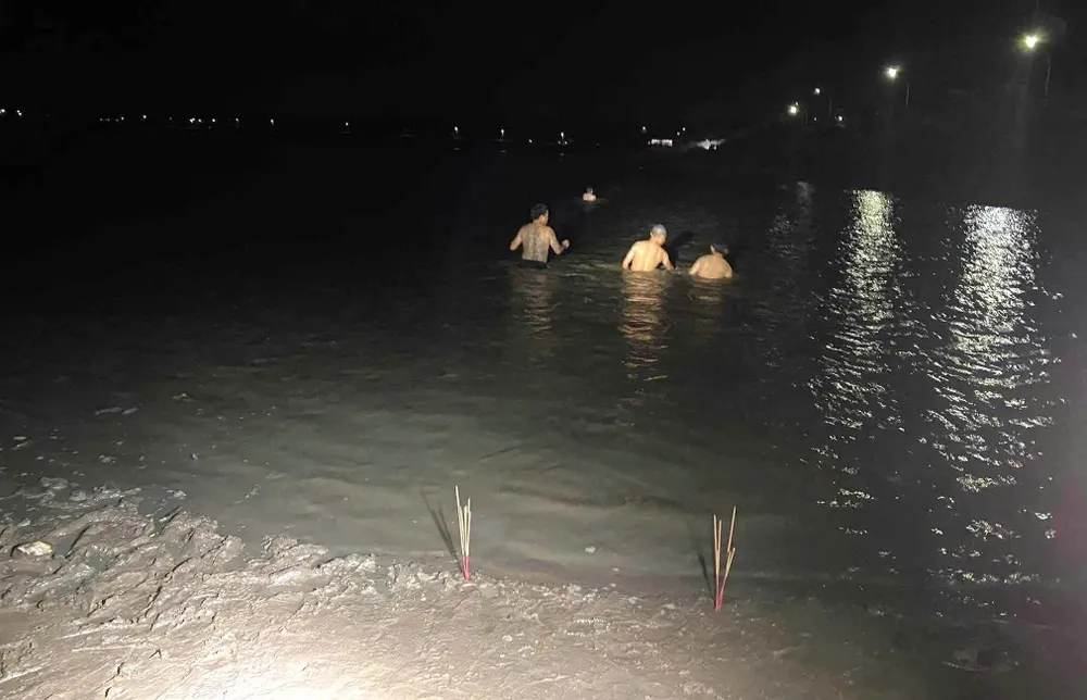 على طفلين في البحيرة. z6782162005086_fb8457ec45bca60a73ed863691d6c4e5.jpg