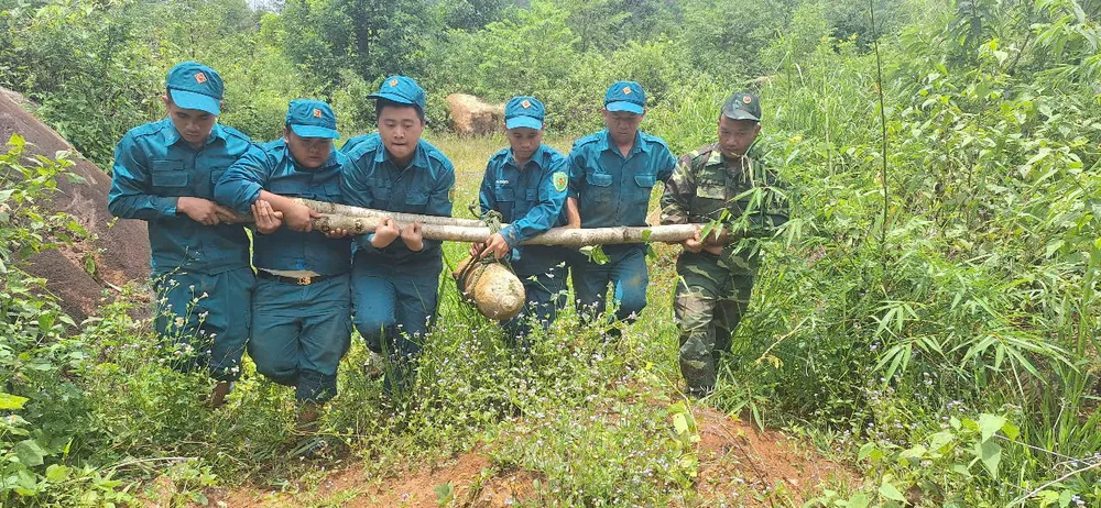 គ្រាប់បែកត្រូវបានគេយកទៅកន្លែងសុវត្ថិភាពដើម្បីបំផ្ទុះ។ z6787759834198_e55b87be66cf45988dcc2ab735205b5b.jpg