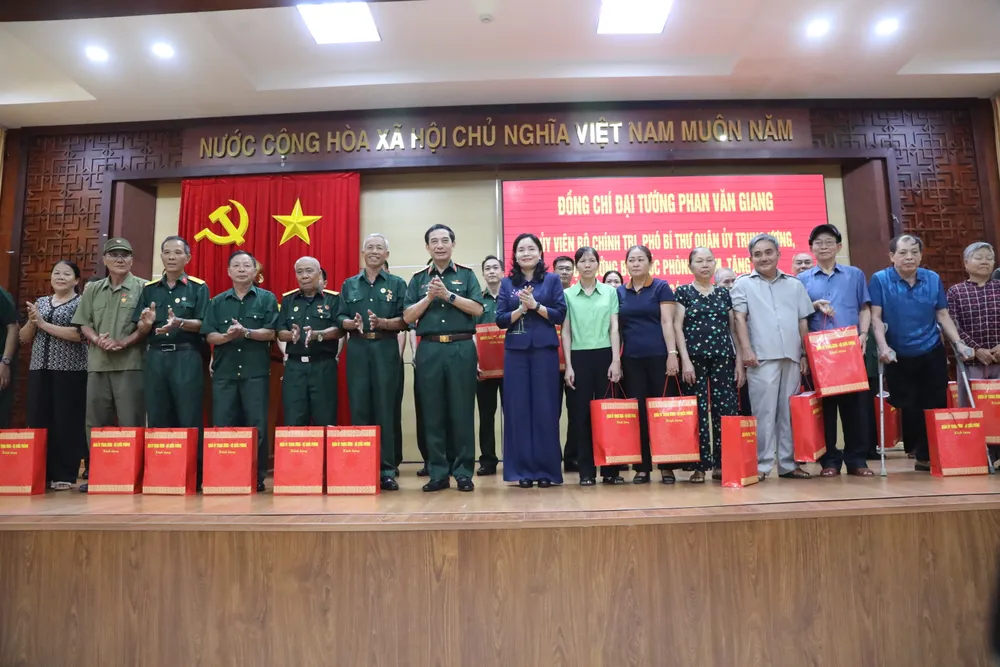 Đại tướng Phan Văn Giang tặng quà cho gia đình chính sách, người có công với cách mạng tỉnh Đắk Lắk 11123.JPG