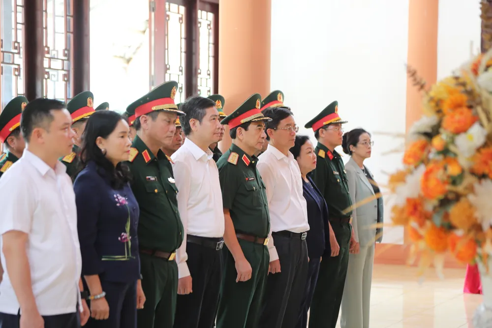 Đại tướng Phan Văn Giang cùng đoàn công tác dâng hương tại Nghĩa trang Liệt sĩ tỉnh Đắk Lắk 3.JPG