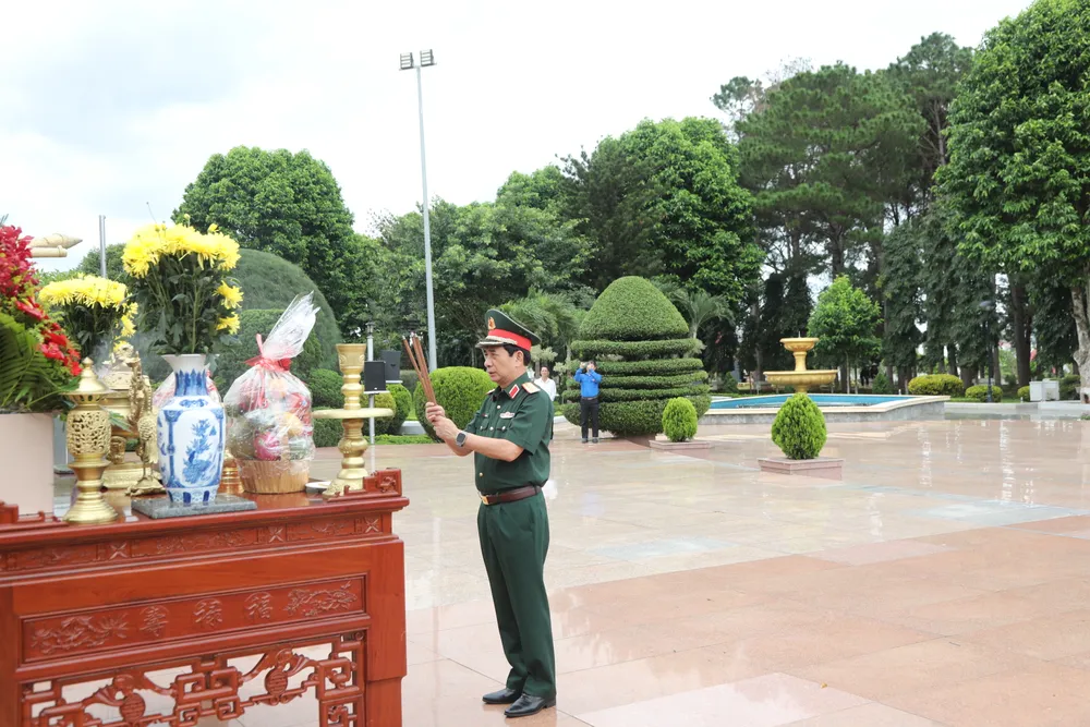 Đại tướng Phan Văn Giang dâng hương tại Nghĩa trang Liệt sĩ tỉnh Đắk Lắk 3O7A0912.JPG