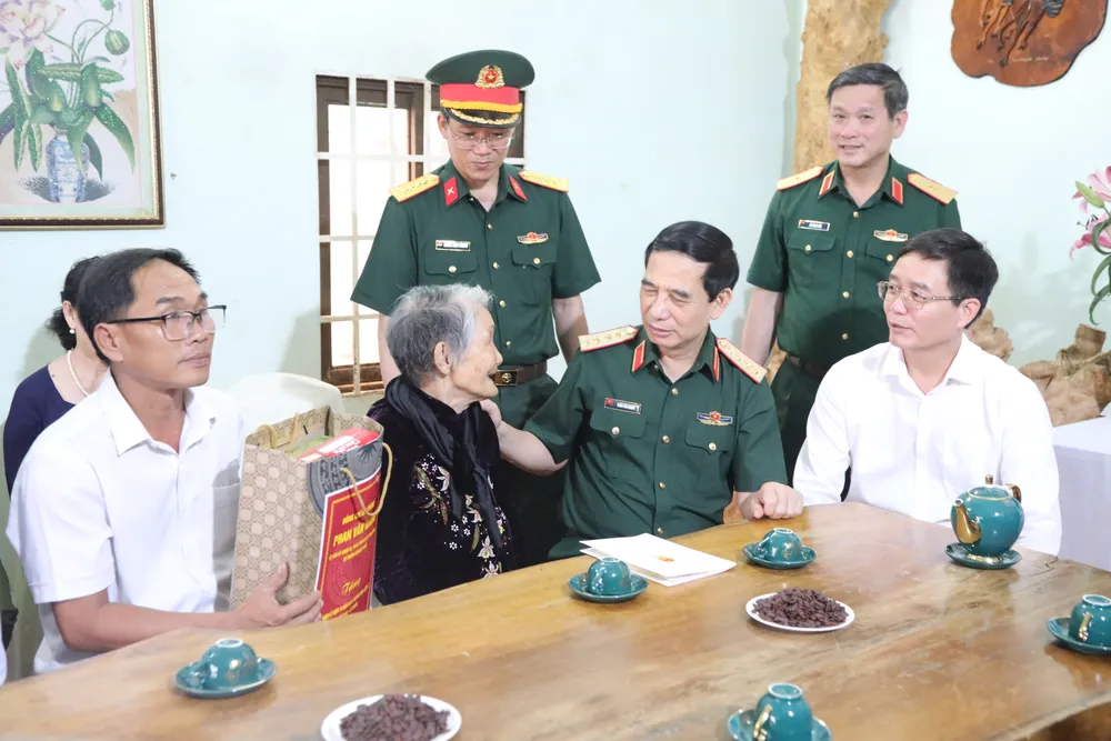Đại tướng Phan Văn Giang đến thăm Mẹ Việt Nam Anh hùng Nguyễn Thị Toàn 75.JPG