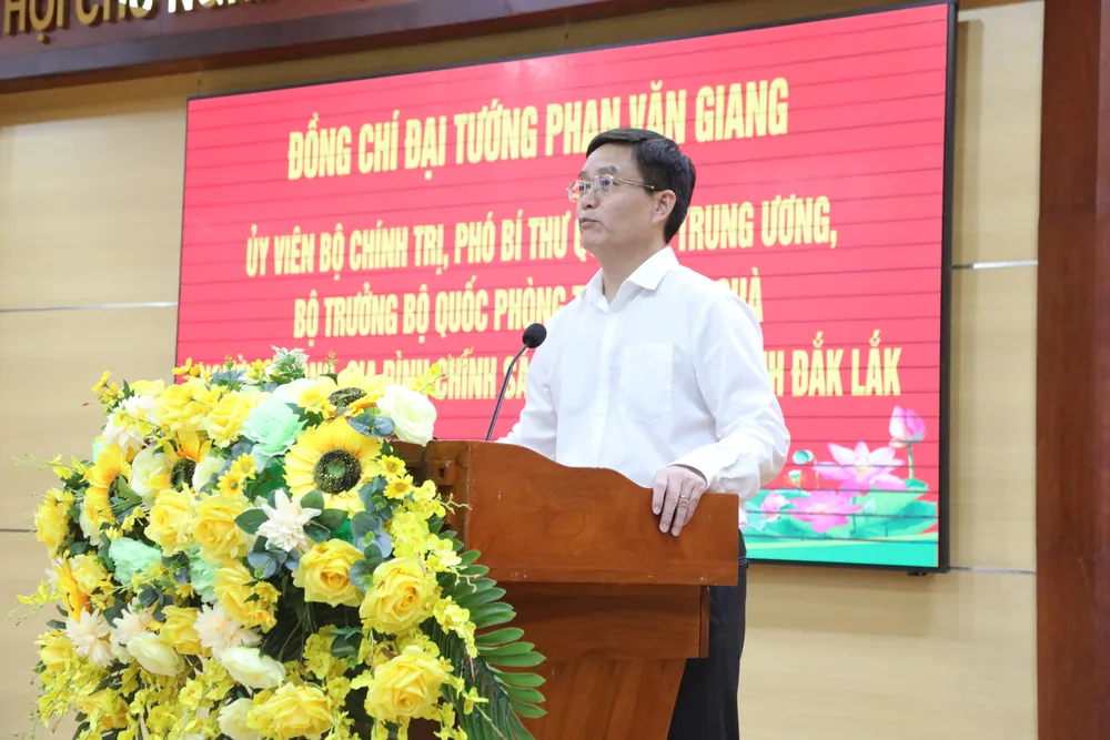Bí Thư Tỉnh uỷ Nguyễn Đình Trung báo cáo với đoàn kiểm tra về tình hình kinh tế - xã hội của tỉnh và công tác chăm lo người có công 83.JPG