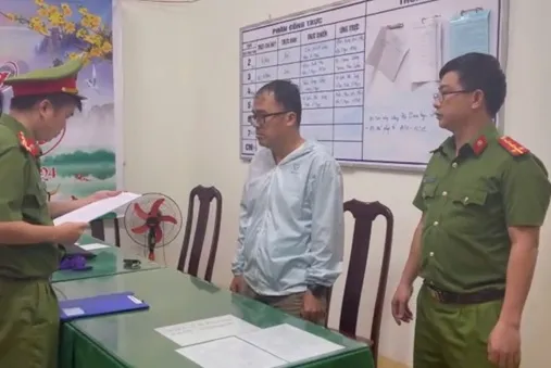 Cơ quan công an đang tống đạt các quyết định khởi tố và lệnh bắt tạm giam đối với ông Doãn Bá Nhựt, Giám đốc Trung tâm môi trường PNE. Ảnh: Công an tỉnh Đắk Lắk image001.jpg