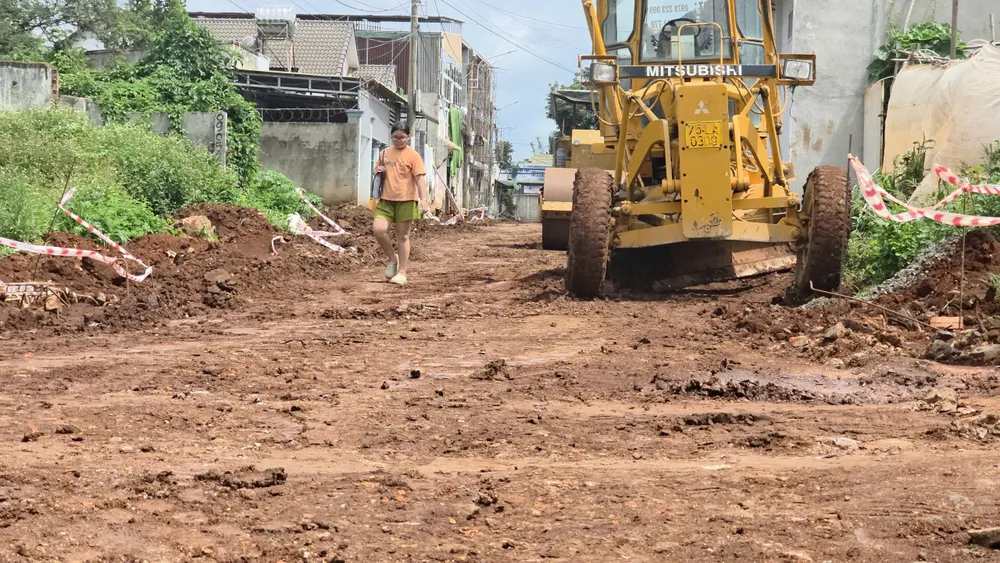 Dự án dự kiến hoàn thành ngày 24-7 nhưng đến nay vẫn còn ngổn ngang đất đá z6871431898116_6ab5be16002ca3d9ef4f740d98ee68c0.jpg