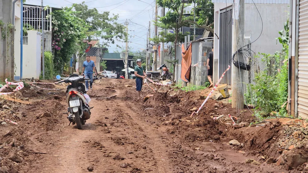 Ngày mưa, con hẻm nhầy nhụa bùn đất khiến việc đi lại của người dân gặp khó khăn z6871431925844_f7a21d26499fb55c773e0fff616e0b00.jpg