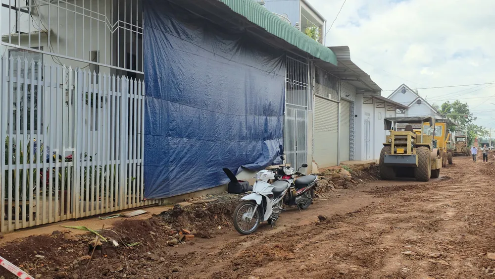 Người dân giăng bạt che chắn để bụi không bay vào nhà z6871431937575_e81866c7340c521535bacd0f3011493f.jpg