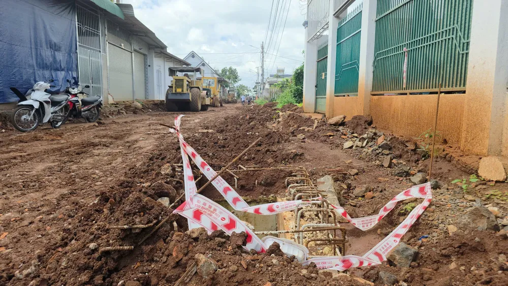 Nhiều hố ga tại dự án không được che chắn hoặc chỉ giăng dây sơ sài gây mất an toàn cho người đi đường z6871432042966_f8f2450d8a935605ba298e7b7ab5fc0f.jpg