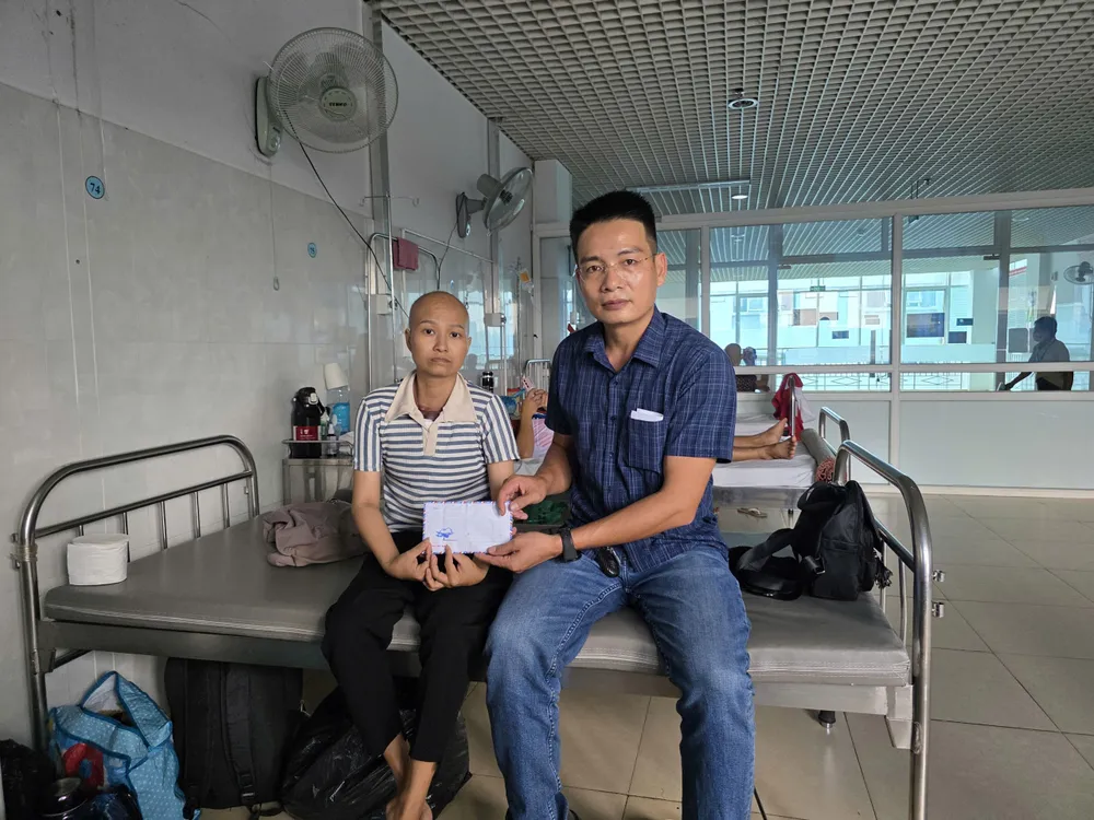 Phóng viên Báo SGGP tại Đắk Lắk trao số tiền 15 triệu đồng cho chị Vân z6872601229325_1f479cc039cb9d60f0191823ad98d7f3.jpg