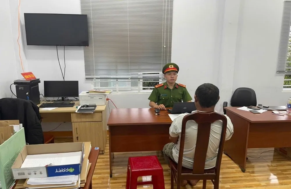 Cơ quan công an đang làm việc với Nguyễn Văn Thân 8. Đắk Mil.jpg