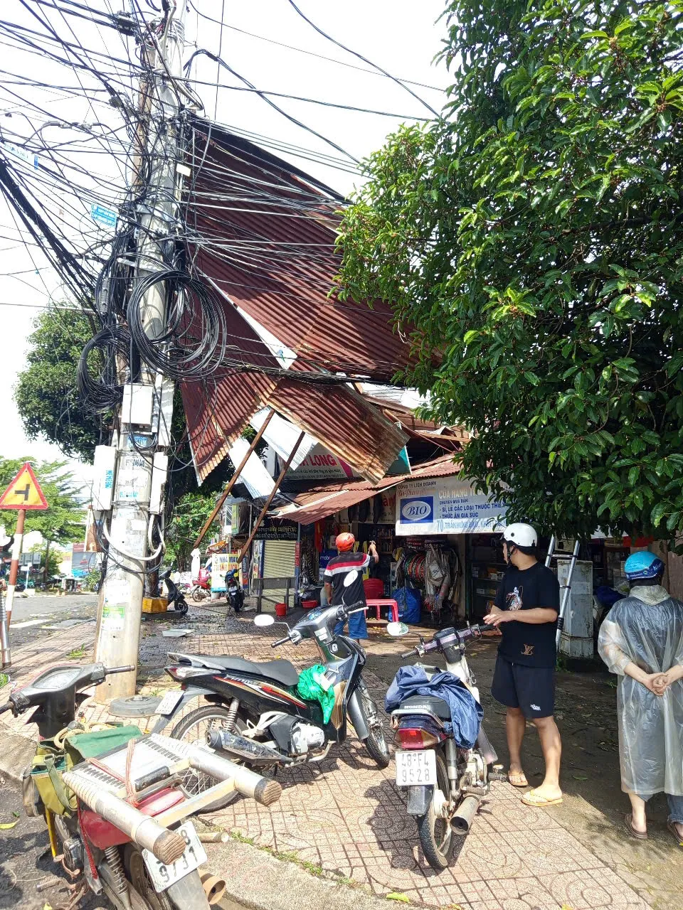 Một nhà dân bị tốc mái z6886690181268_2618f4af6e8ce64ee46edba2b7e84a96.jpg
