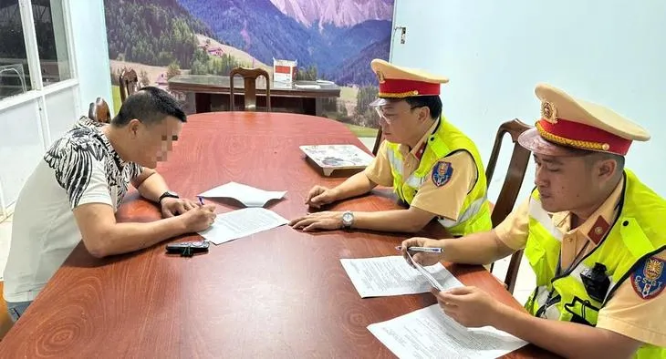 Qua kiểm tra lực lượng Công an xác định tài xế Bá H. đã mượn bằng lái xe của người khác để hành nghề lái xe base64-17549747723131873640472.jpg
