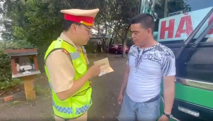 Lực lượng CSGT đã kiểm tra và phát hiện tài xế H. không có bằng lái xe hạng E và chở vượt 21 hành khách base64-1754974807161151867507.jpg