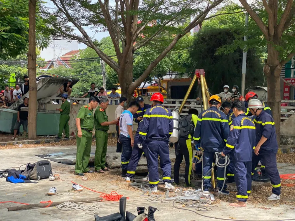 Lực lượng chức năng đang trục vớt anh H. z6912633111411_b9e0cead3829ced4726eb268cba798fd.jpg