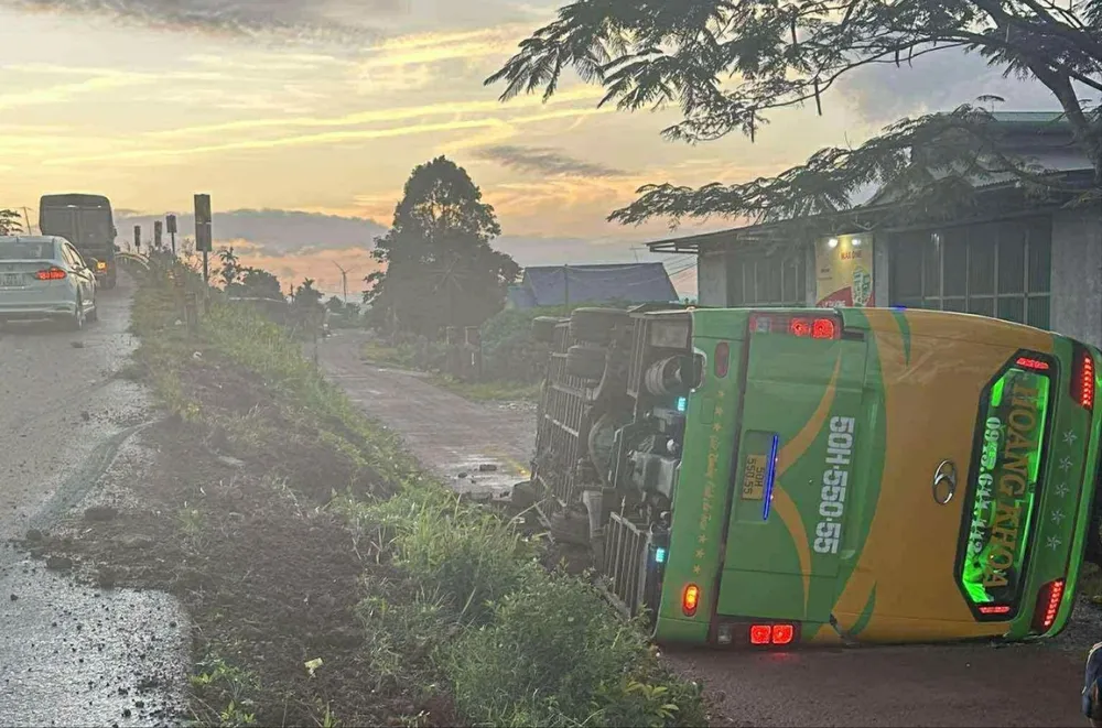 Xe khách bị mất lái, lật ngang z6921343392475_ceebe68056199ad40565ad6b3612ae5b.jpg