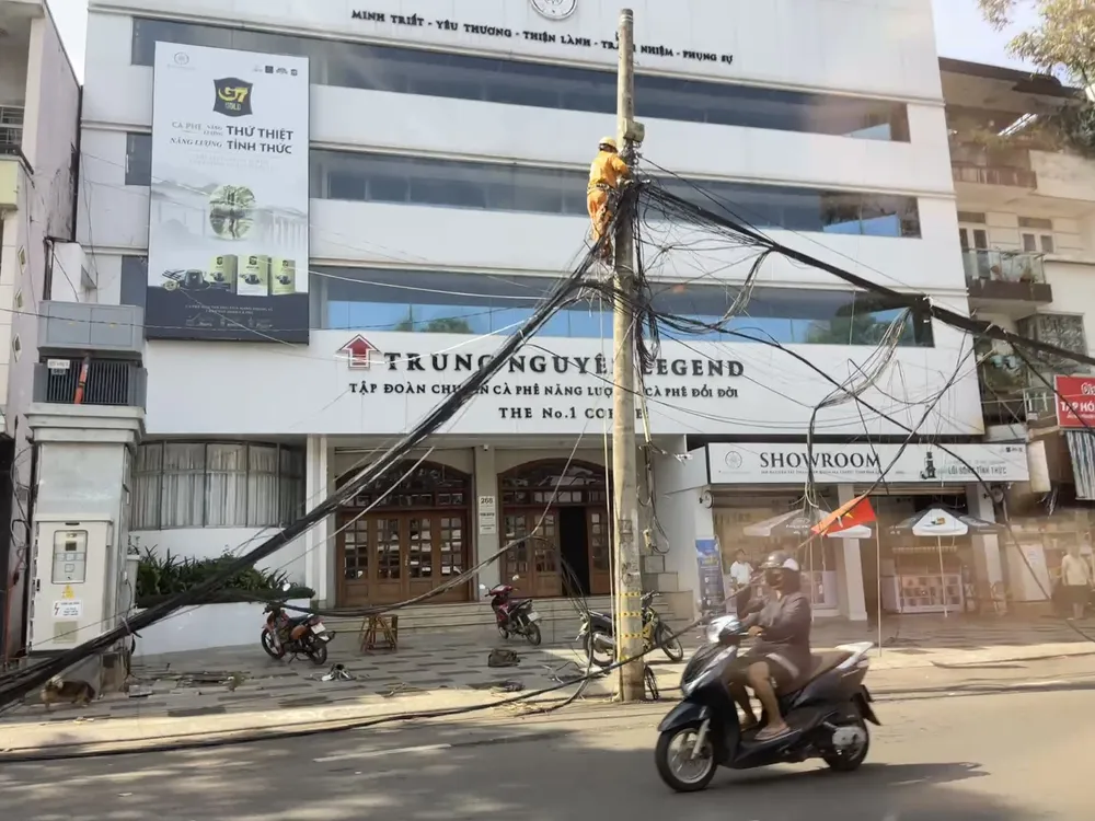 Nhân viên Công ty Điện lực Đắk Lắk đang tháo dỡ dây điện z6923199406574_47404853331ae336c409c5522fcd8d48.jpg
