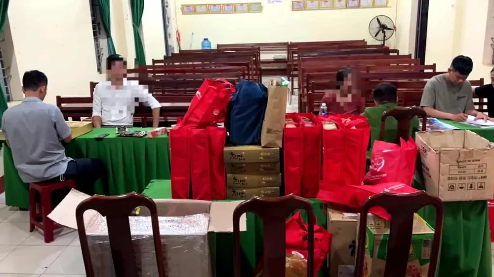 Lực lượng công an phát hiện T. đã tổ chức hội thảo và bán nhiều sản phẩm không rõ nguồn gốc cho người dân 536105960_1478345506688265_4499329894450485637_n.jpg