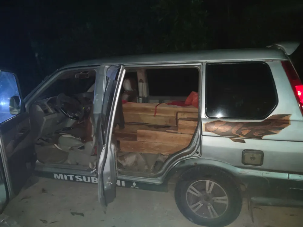 Bên trong xe ô tô chứa 21 hộp gỗ Bình Linh z6941891447573_a87e16d648bb0dd8909e1a1975ed9670.jpg