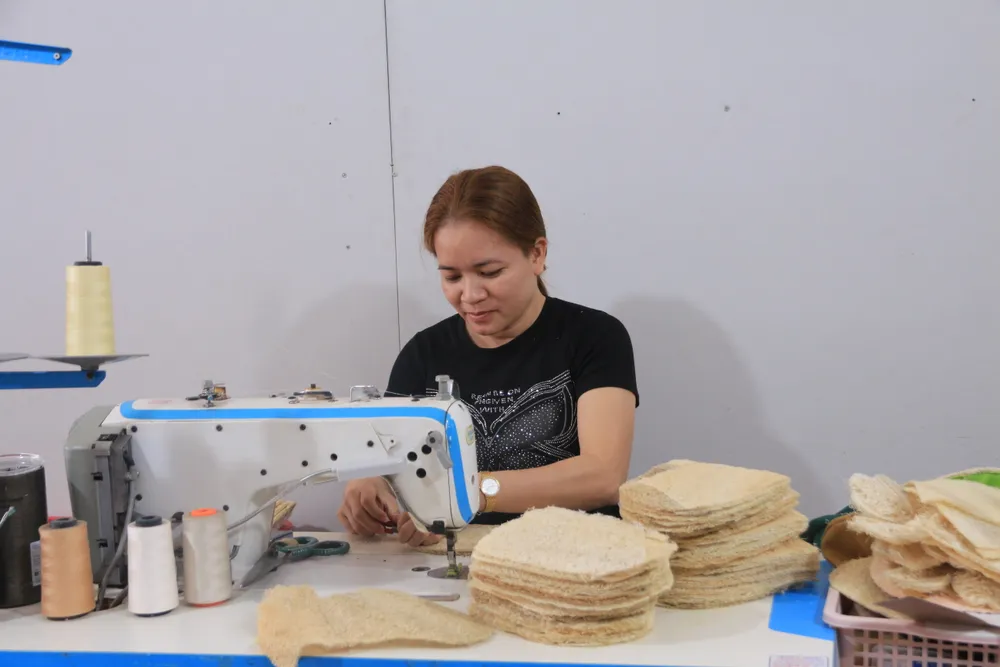 Các nhân viên của anh Tùng đang thi công các sản phẩm từ xơ mướp IMG_4659.JPG