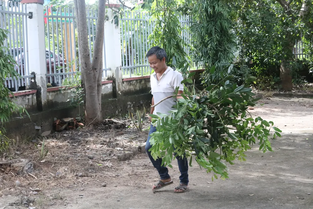 Các thầy cô giáo lau dọn lại trường, lớp để chuẩn bị cho hành trang gieo chữ nơi buôn Đrăng Phốk A10.JPG